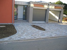 Garagenzufahrt und Eingang